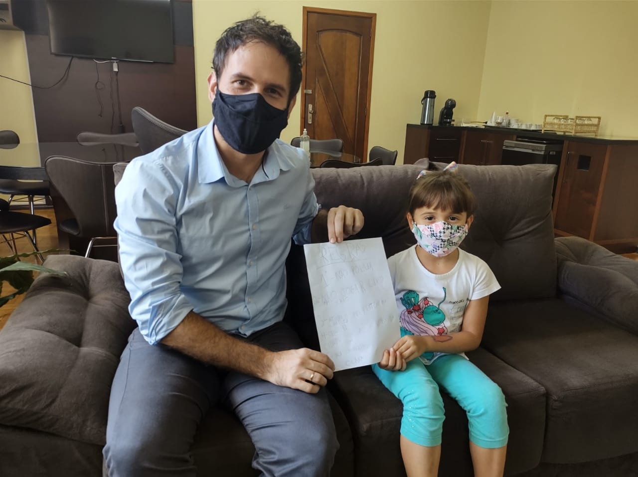 MENINA DE SEIS ANOS CRIA REGRAS PARA AJUDAR O PREFEITO A MANTER A CIDADE LIMPA